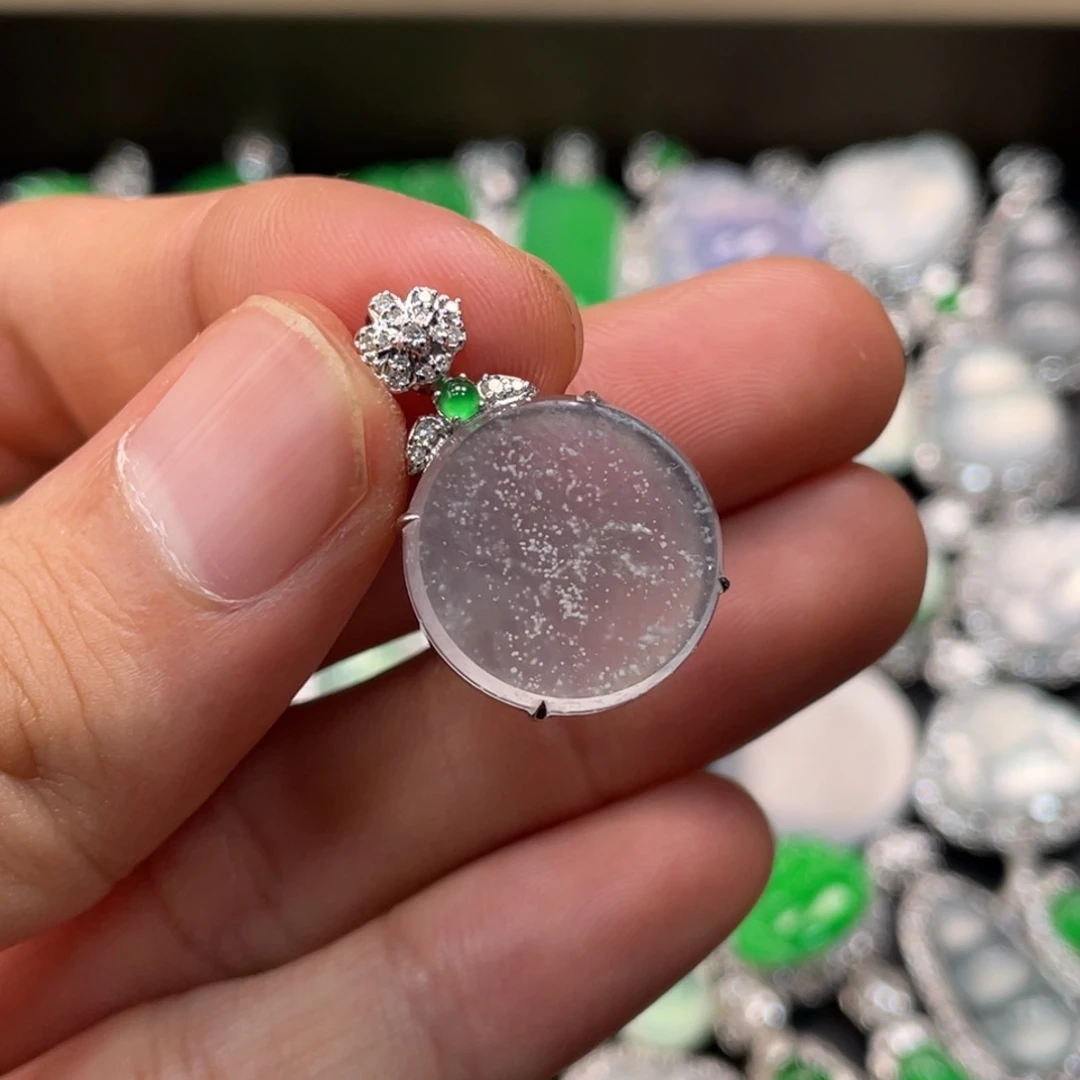 翡翠18K金镶嵌颈饰无事牌