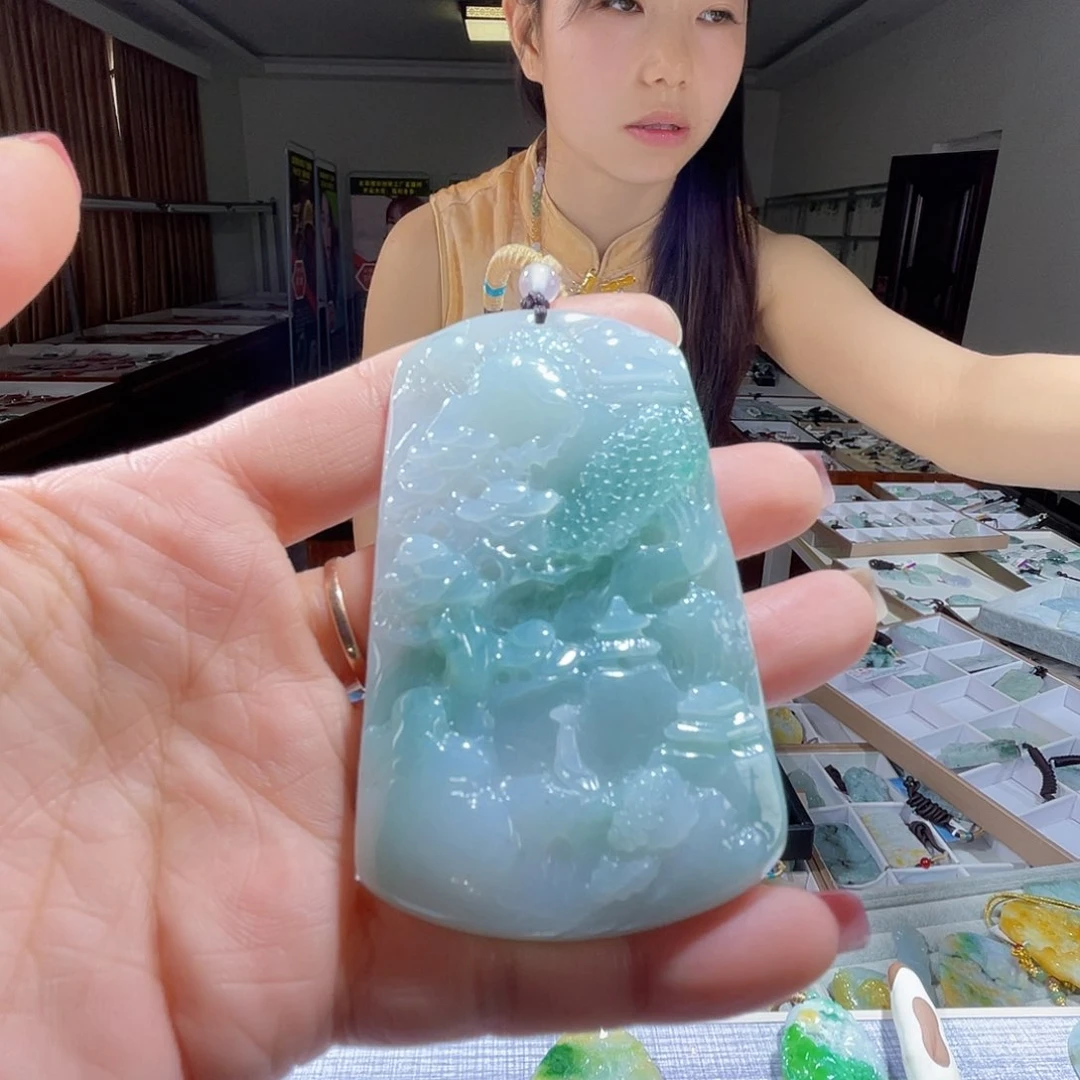 翡翠未镶嵌颈饰一个