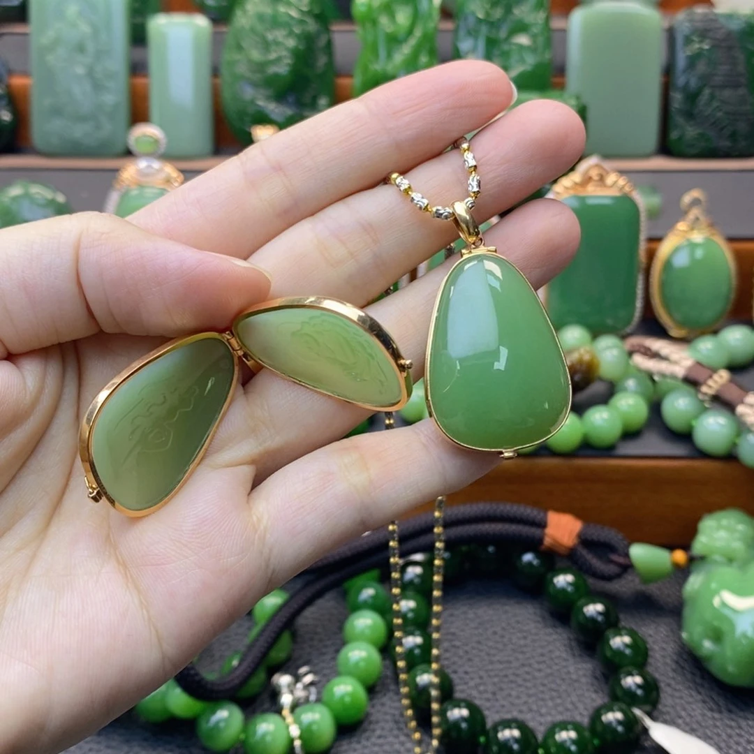 颈饰18K金镶嵌和田玉（碧玉）佛