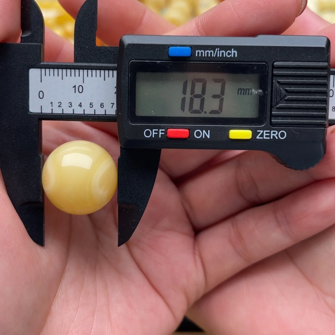 在***起琥珀未镶嵌裸石蜜蜡圆珠笑