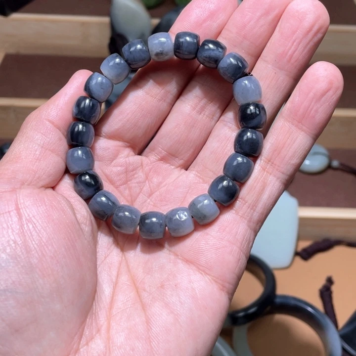 和田玉手链卡10有裂。棉点未镶嵌