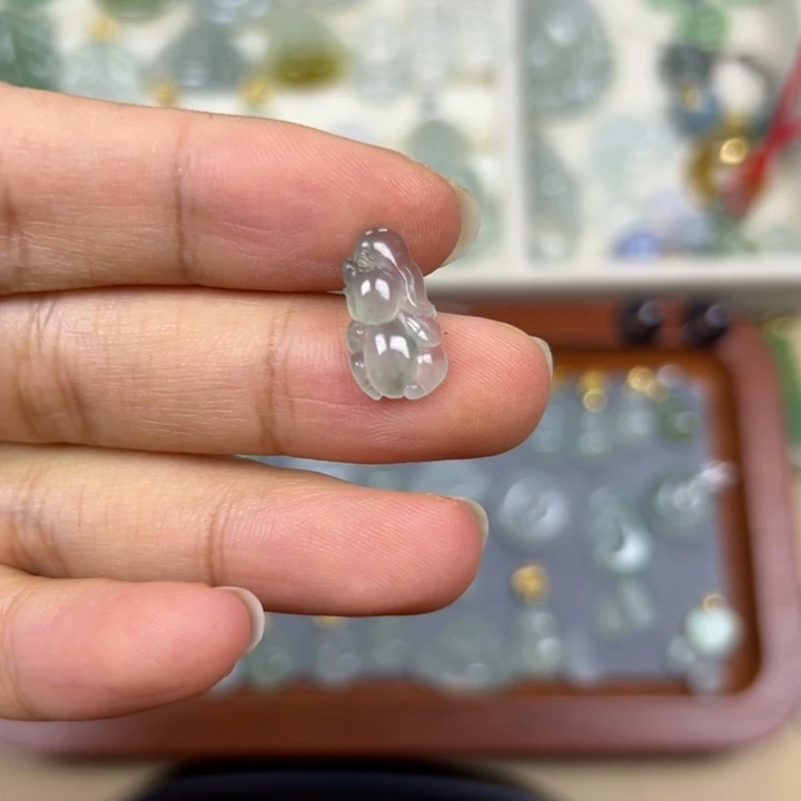 翡翠未镶嵌颈饰八戒