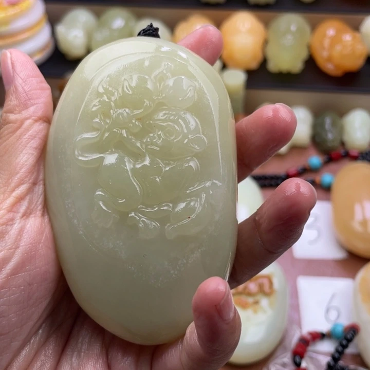 U***O石材古青石手把件