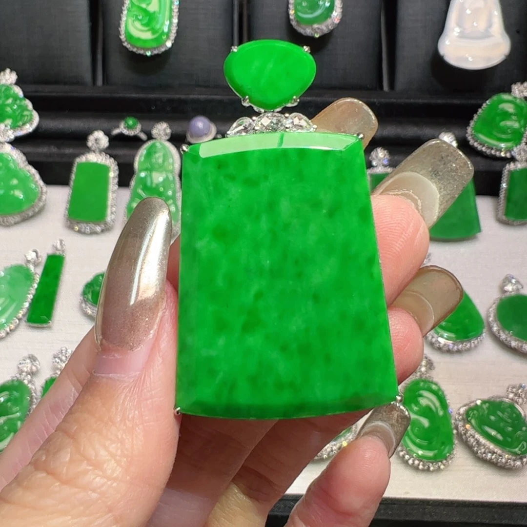 颈饰18K金镶嵌翡翠