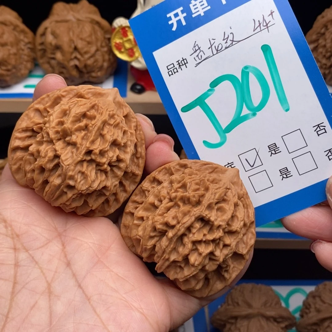 文玩核桃吊坠盘龙纹核桃