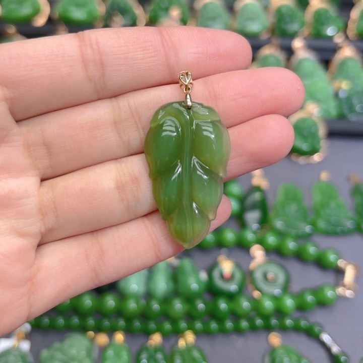 颈饰18K金镶嵌和田玉（碧玉）