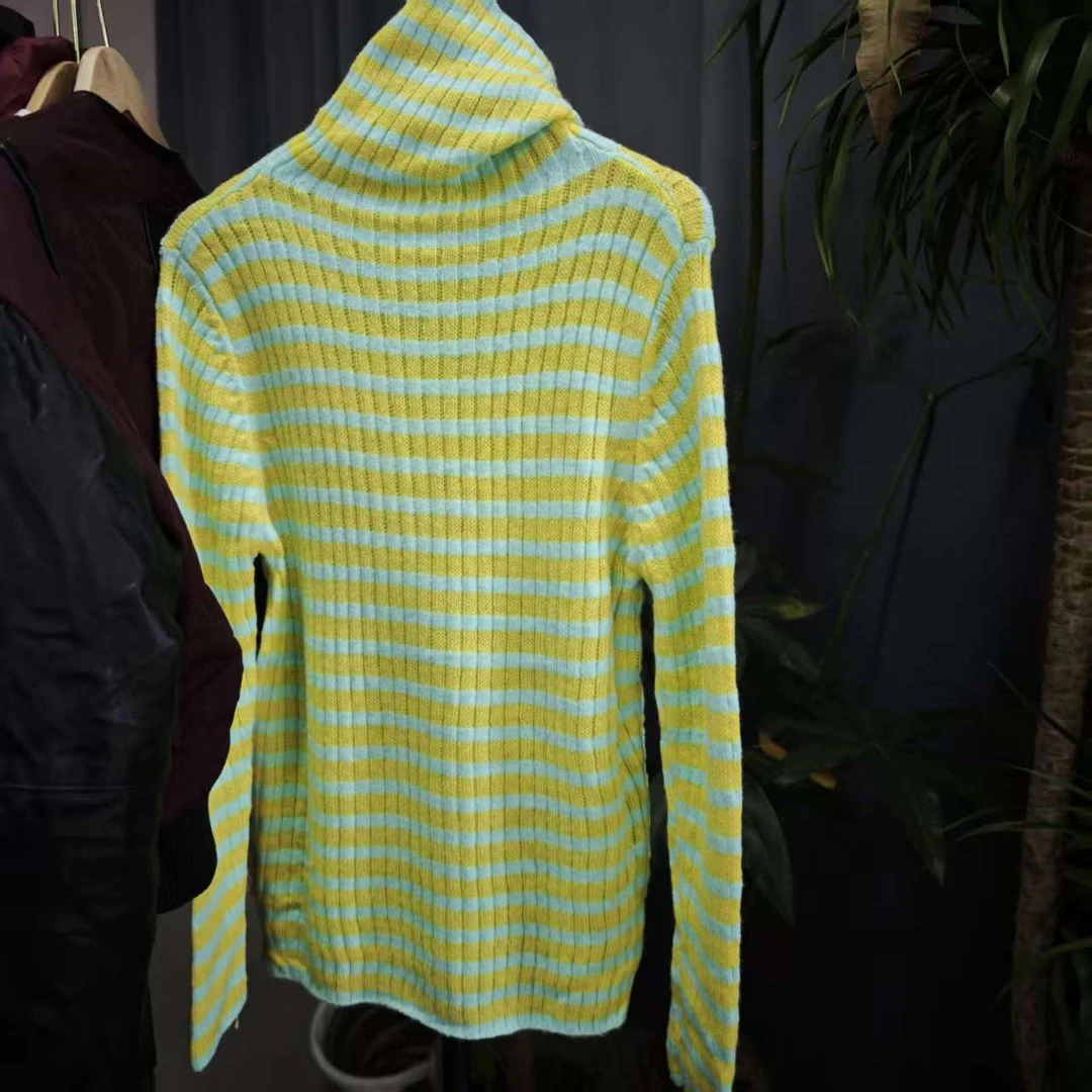 57款  蓝拼黄色冬季条纹堆堆领针织毛衫