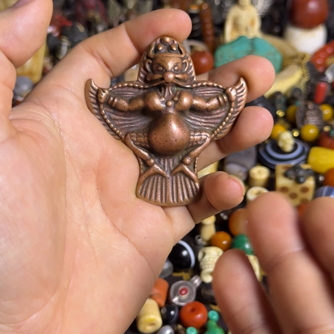 颈饰琉璃托甲如图