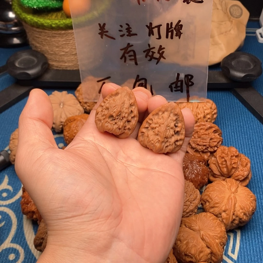 哐**斯小手捻红狮子文玩核桃