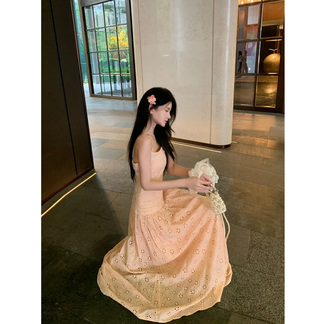 70不是七十【桃橘信笺】春夏韩系肌理绣花镂空收腰显瘦吊带连衣裙