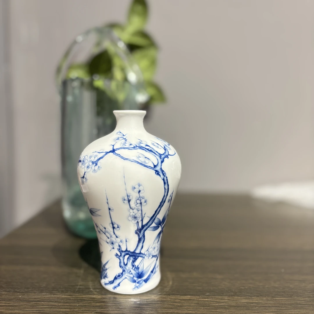 景德镇纯青花手绘花鸟梅瓶