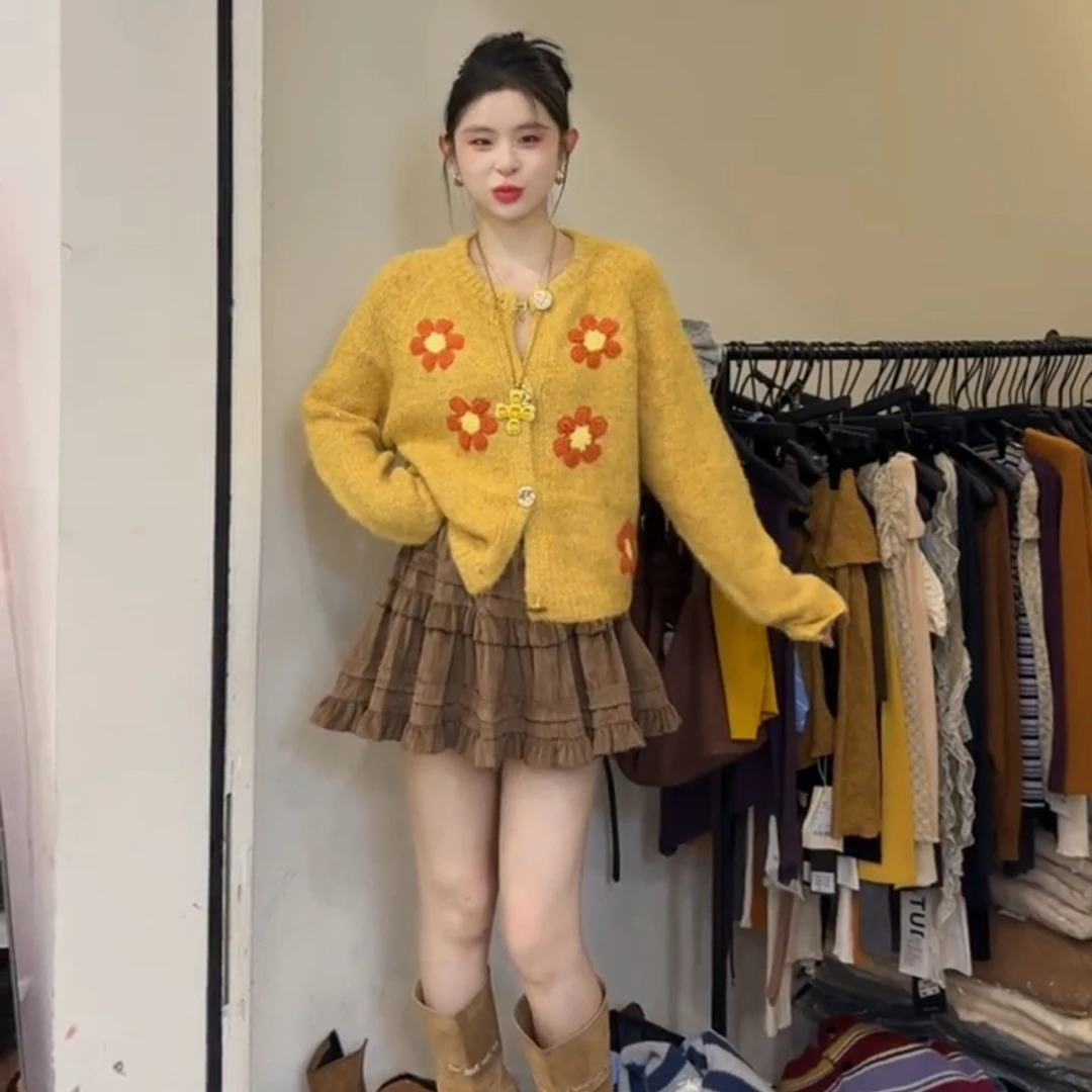 2025秋季新款时尚甜美减龄百搭宽松复古气质花朵开衫短裙两件套