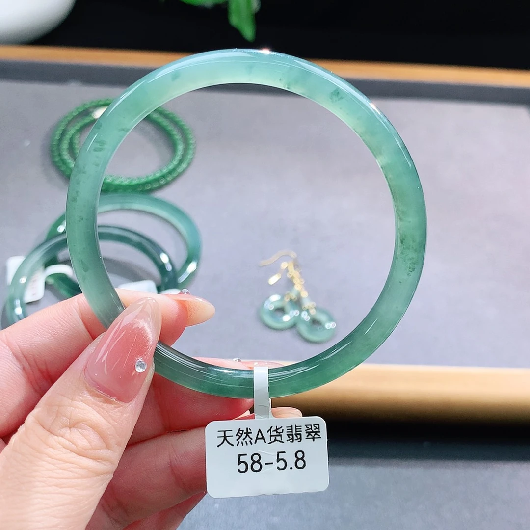 未镶嵌手镯（圆镯）翡翠