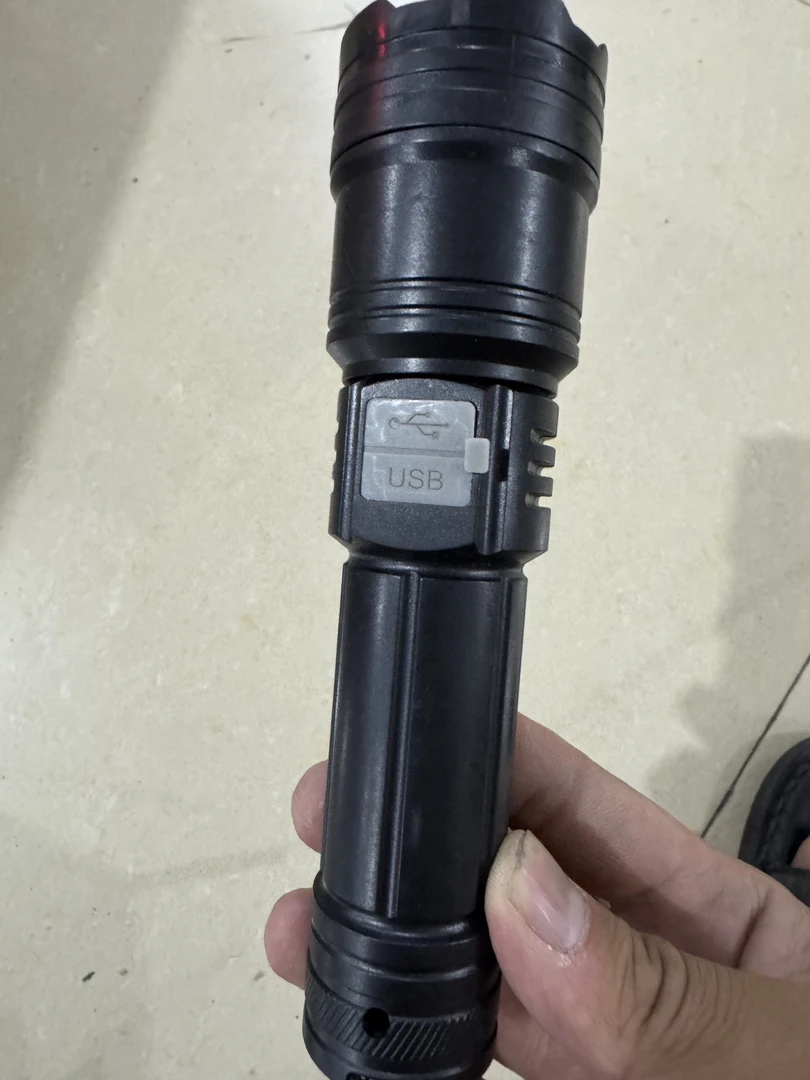 黑色库存手电筒一个(带一根充电线塑料款介意勿拍)