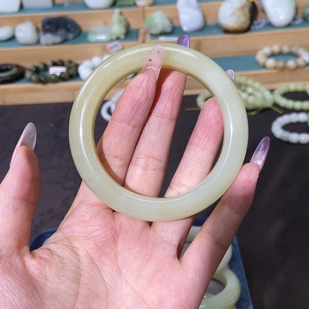 和田玉未镶嵌手镯