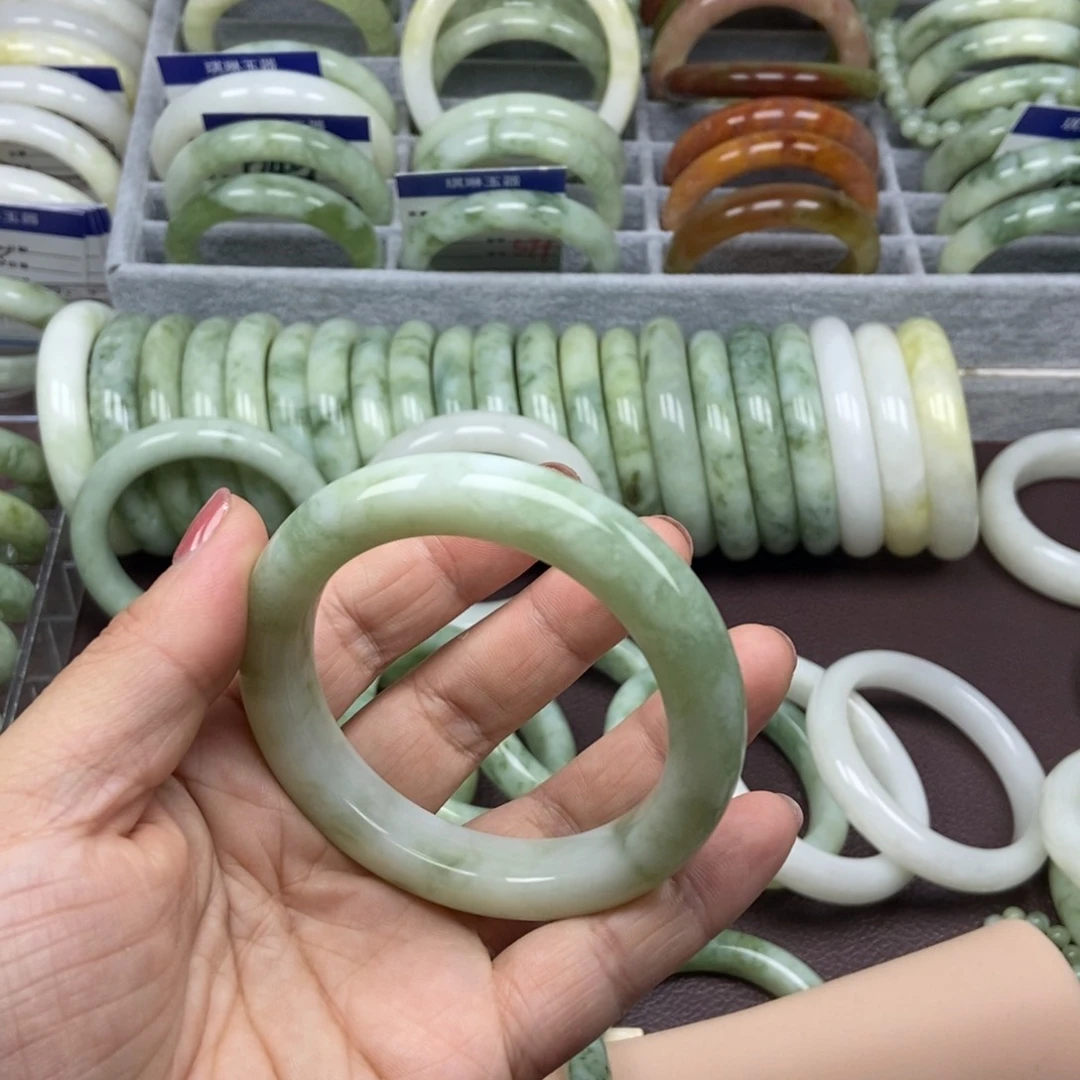 蛇纹石玉未镶嵌手镯笑***?