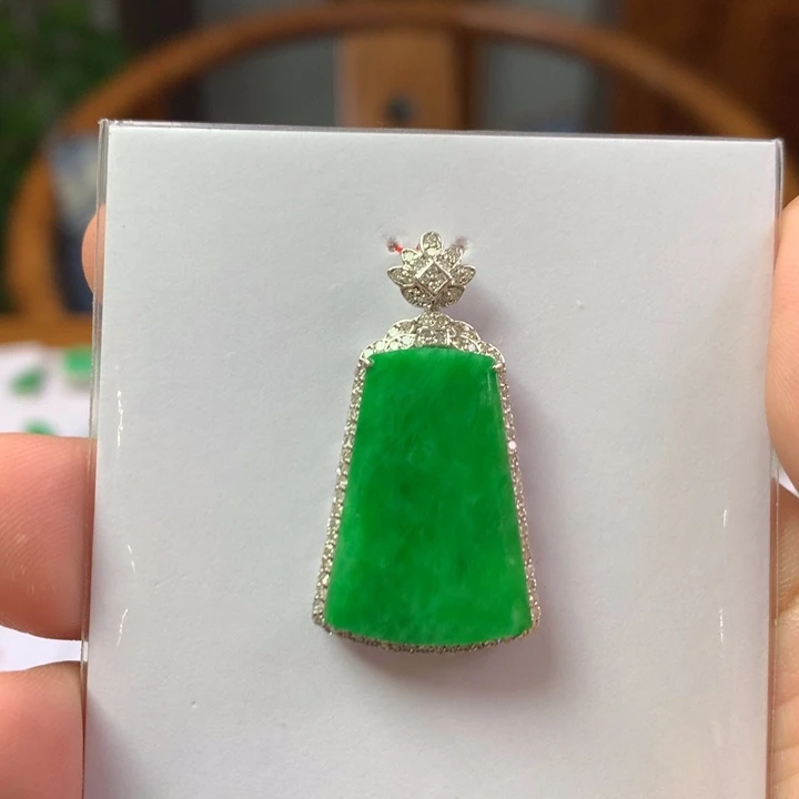 翡翠18K金镶嵌颈饰翡翠吊坠
