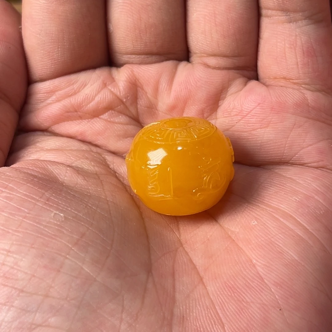 未镶嵌琥珀裸石蜜蜡焦皮料鸡油红六字真言墩子