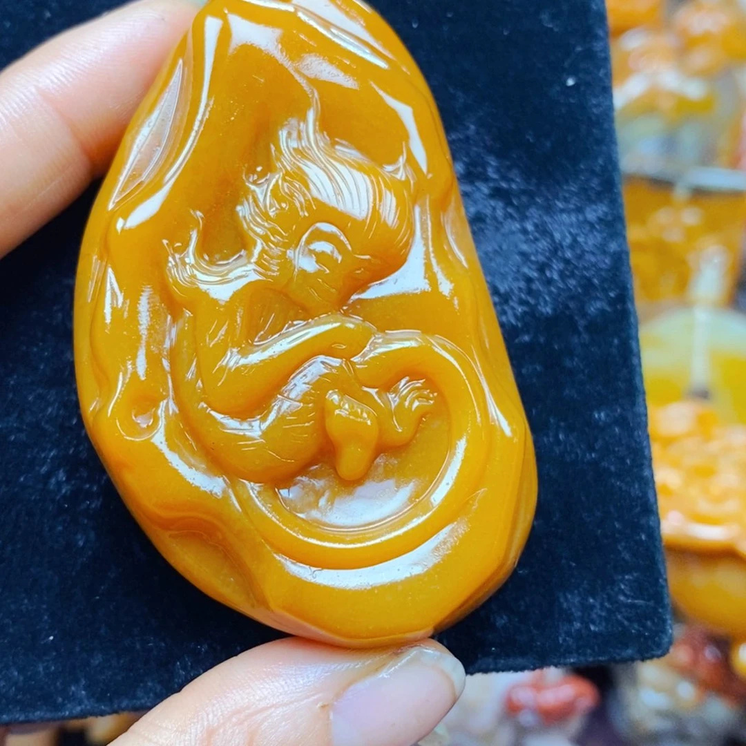 未镶嵌石英质玉（黄龙玉）颈饰