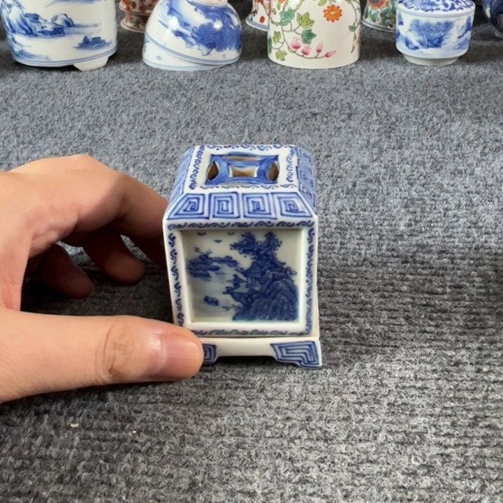 ꧁***꧂瓷摆件一个青花的小盒子