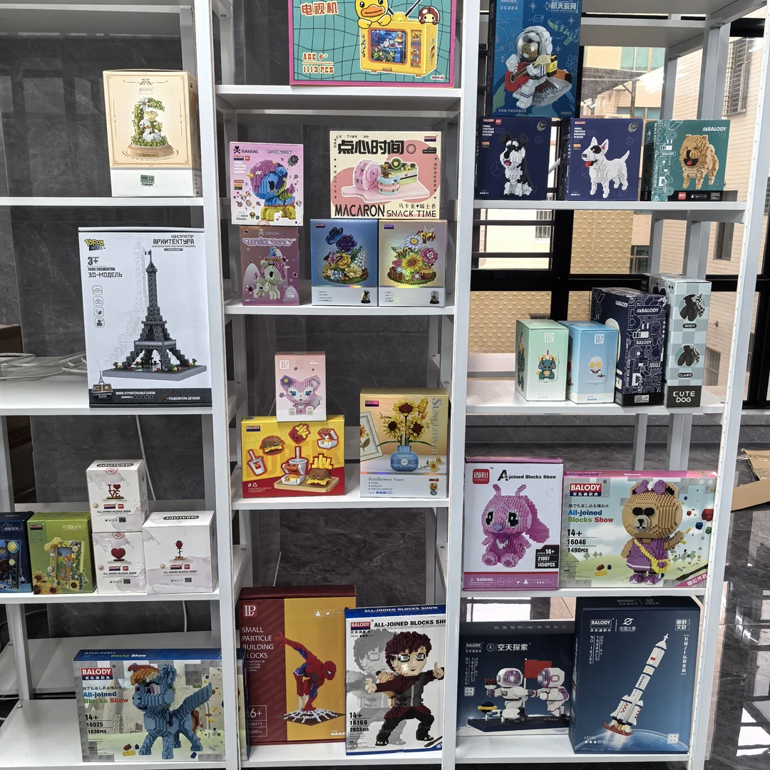 潮玩品积木建筑鲜花街景方头仔摆件