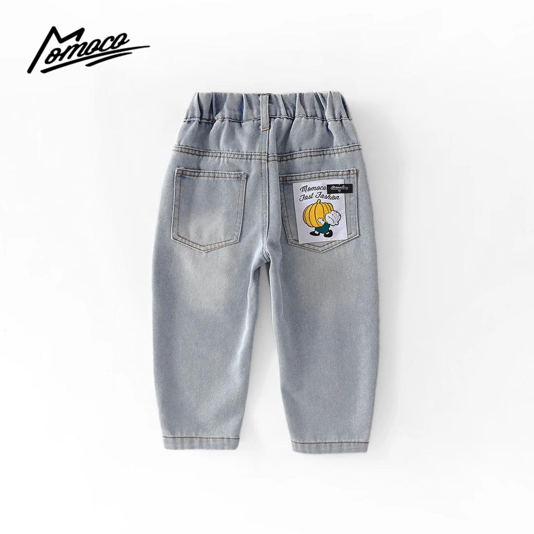 MOMOCO2025款春秋季欧若风男童潮流贴标牛仔裤77130350014