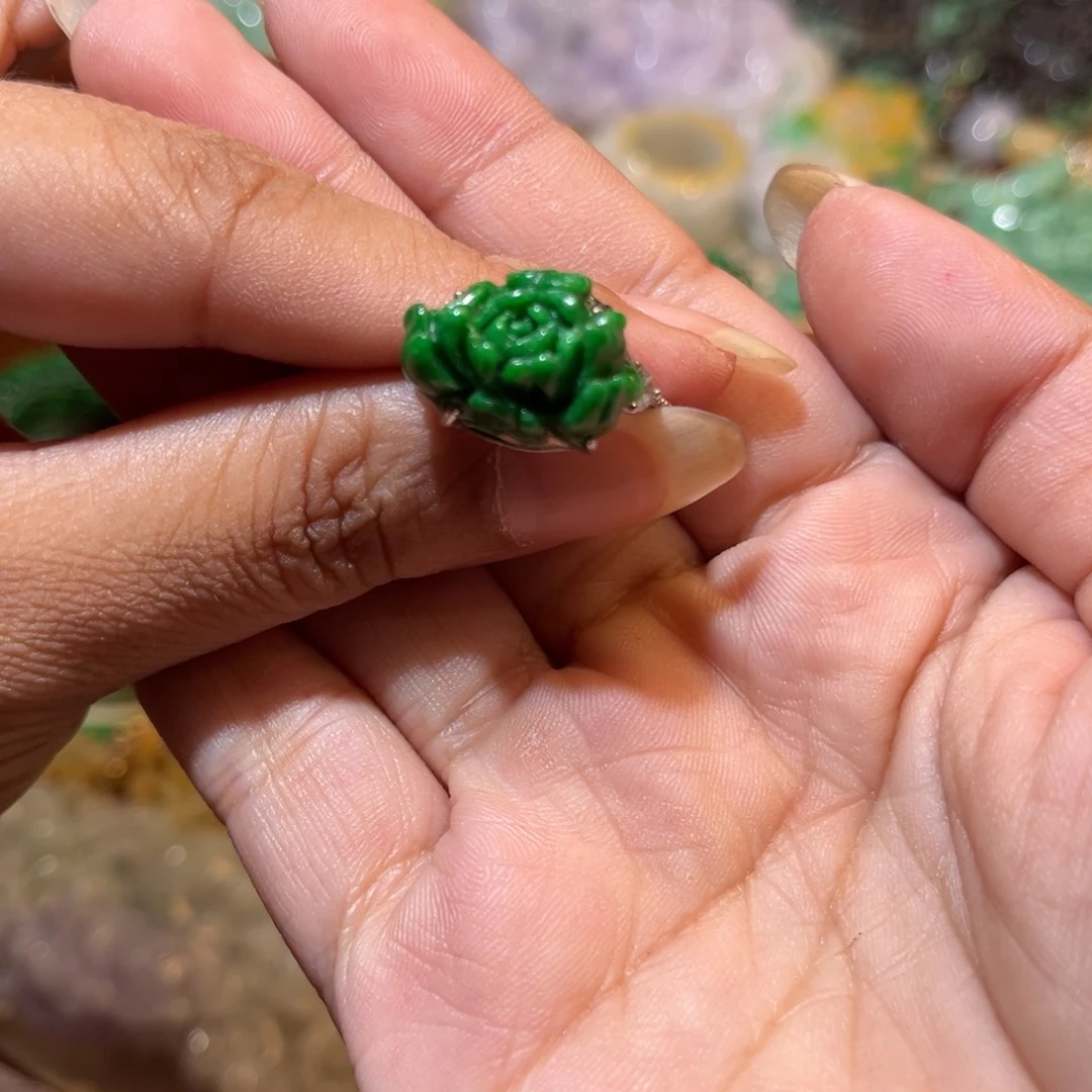 颈饰未镶嵌翡翠戒指