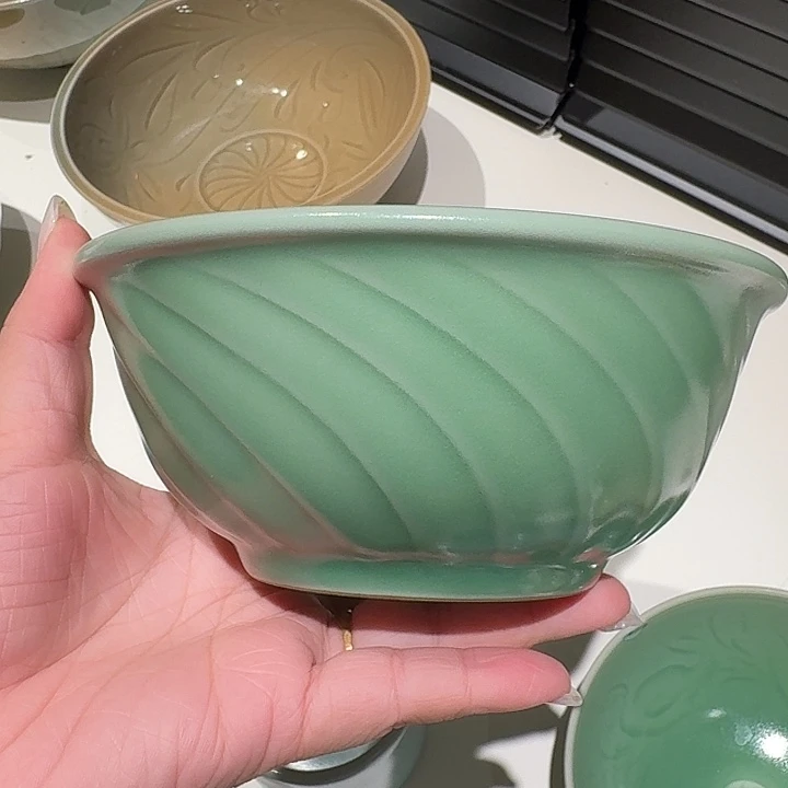 任***身龙泉青瓷豆青面碗