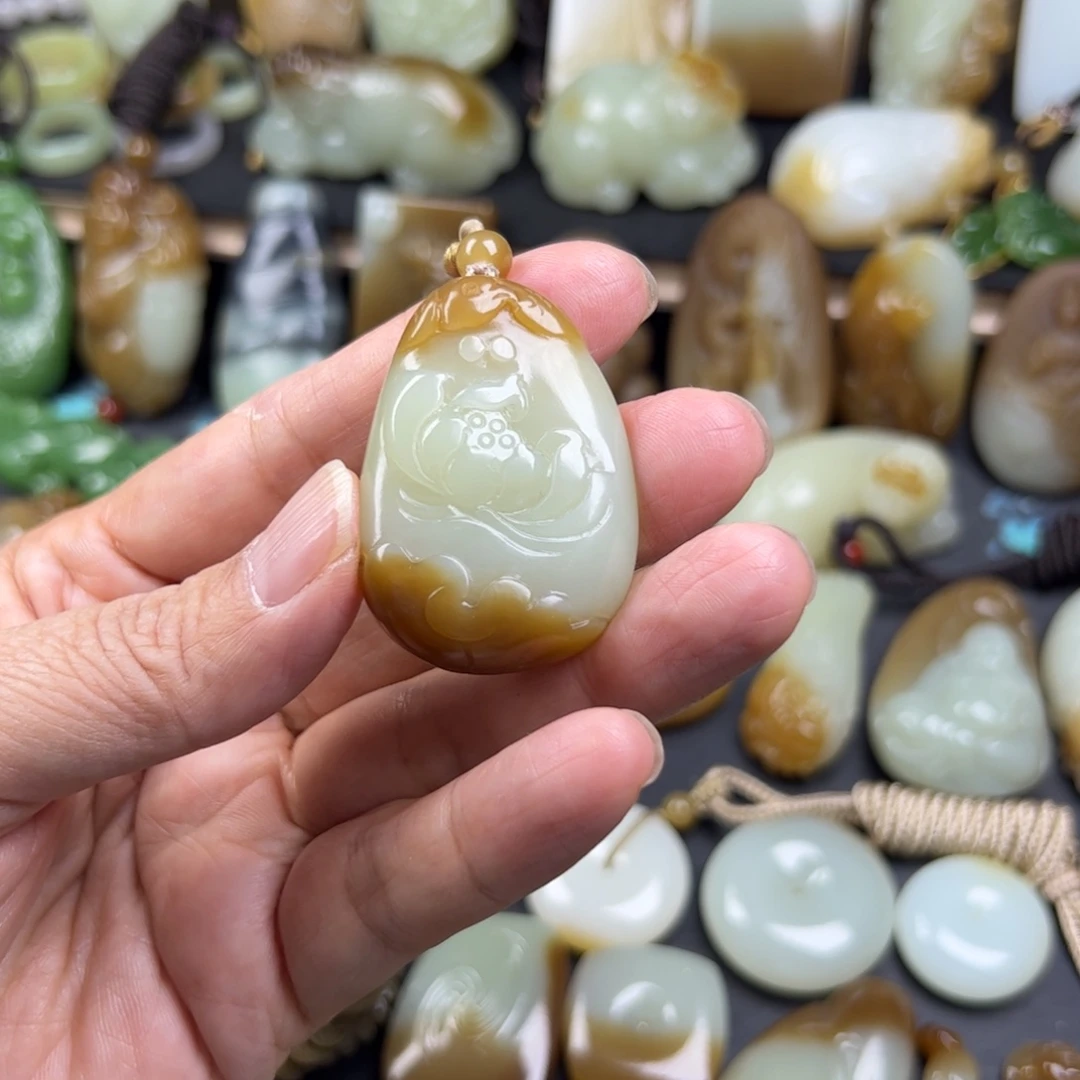 予***辰和田玉（糖玉）未镶嵌颈饰