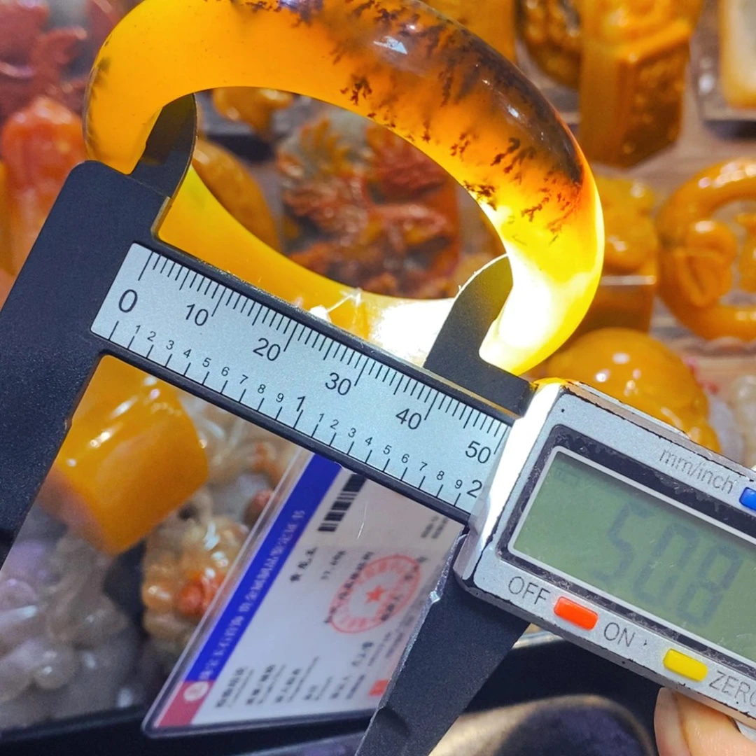 未镶嵌石英质玉（黄龙玉）颈饰