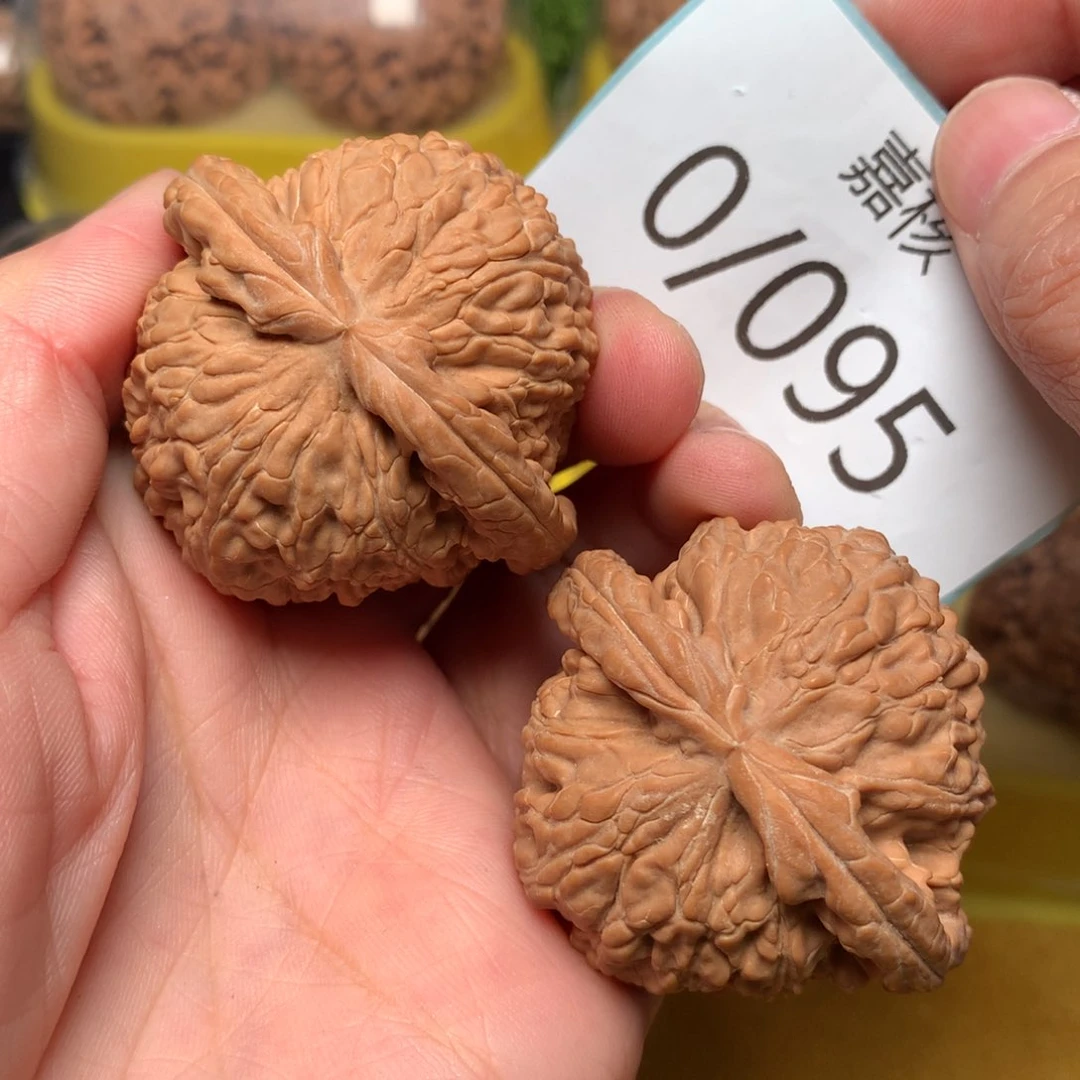 文玩核桃把件毕业红皮闷白46