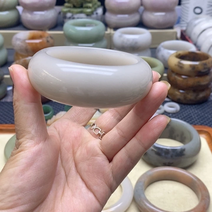 石英岩玉未镶嵌手镯