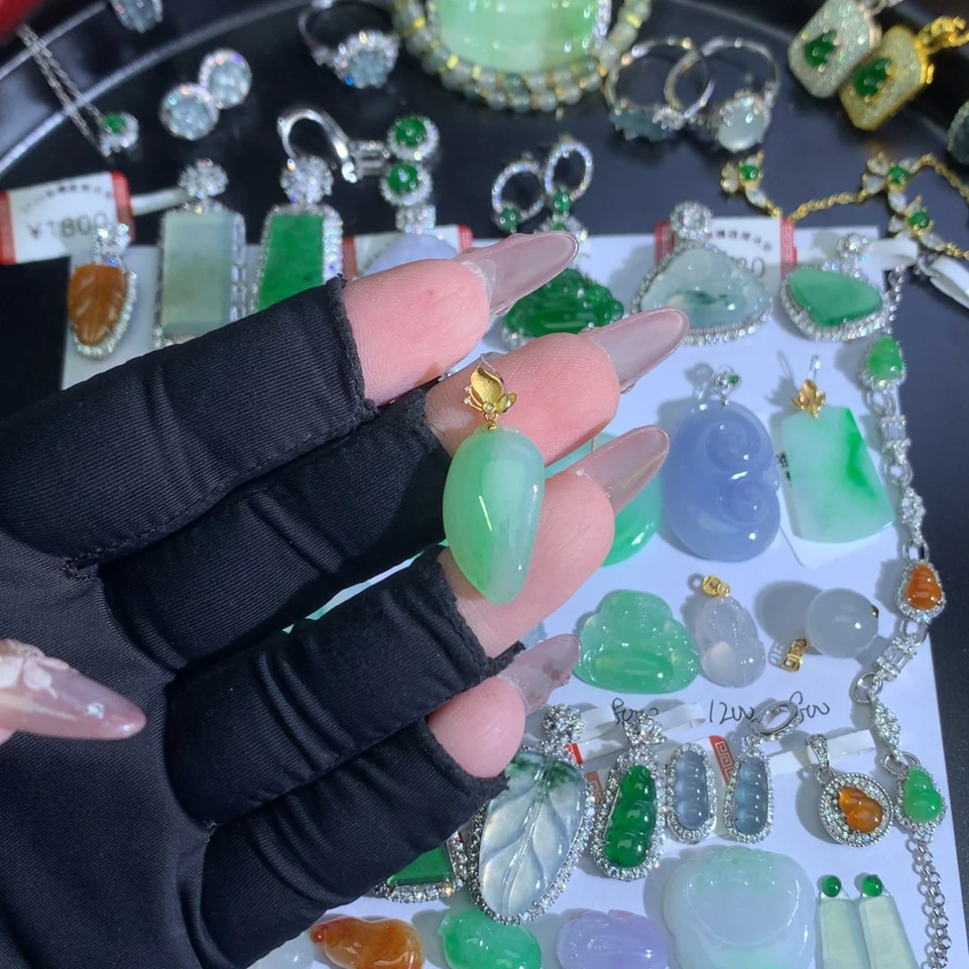 裸石翡翠18K金镶嵌福瓜吊坠