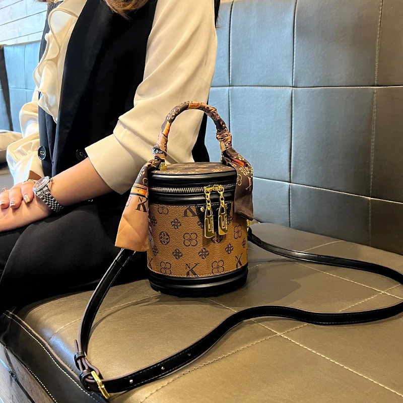 香港品牌包包女斜挎包2025新款真皮复古手提发财桶单肩水桶包小包
