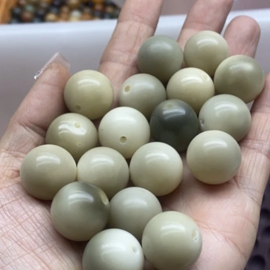 白玉菩提吊坠微瑕17青提渐变圆18颗