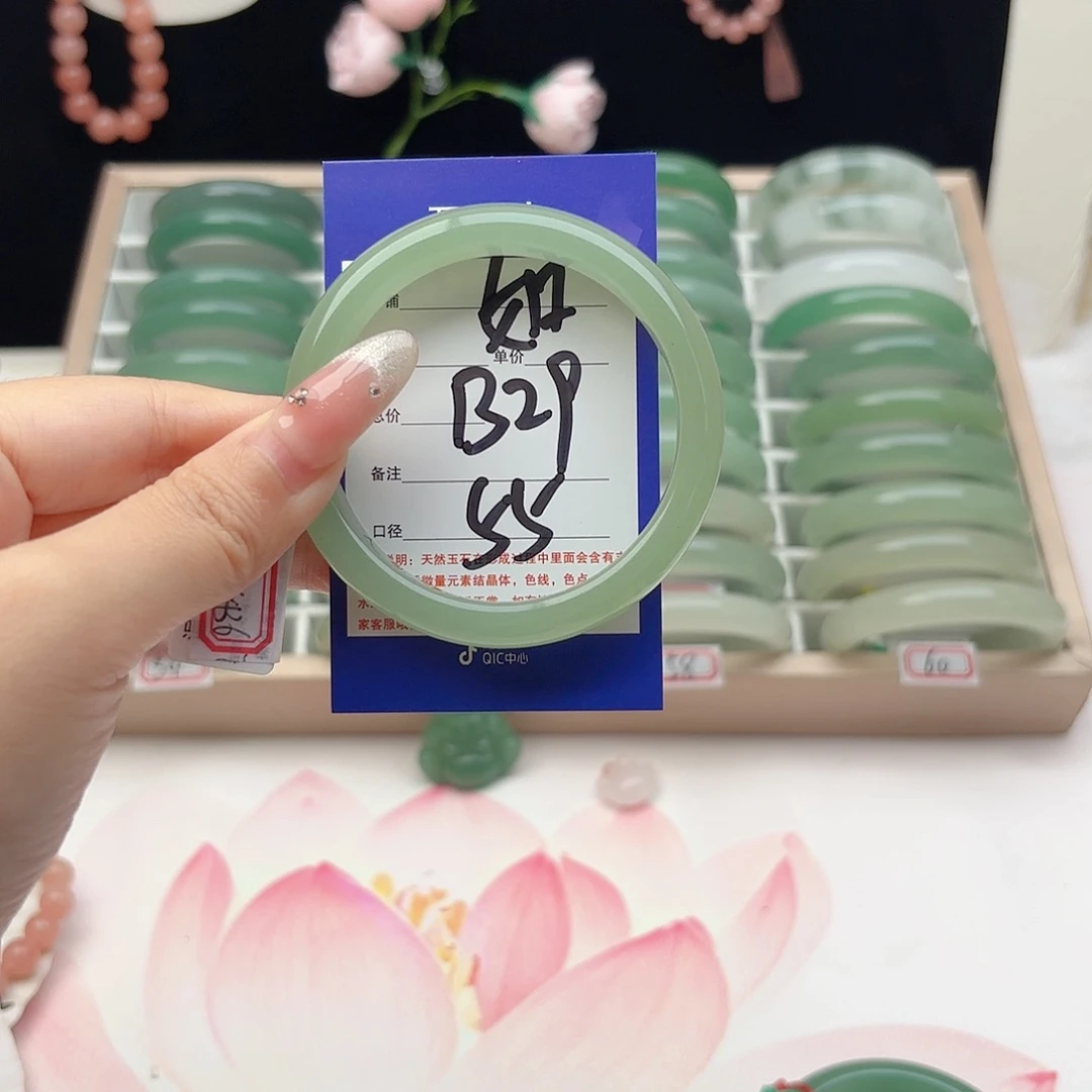 飞***想石英质玉未镶嵌手镯