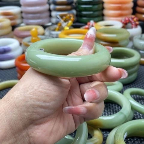 未镶嵌手镯石英岩玉