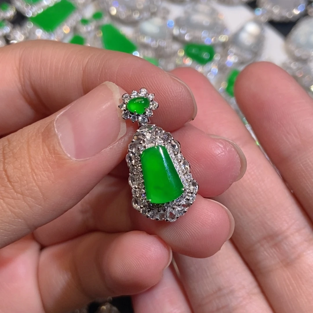 翡翠18K金镶嵌颈饰天然缅甸A货翡翠