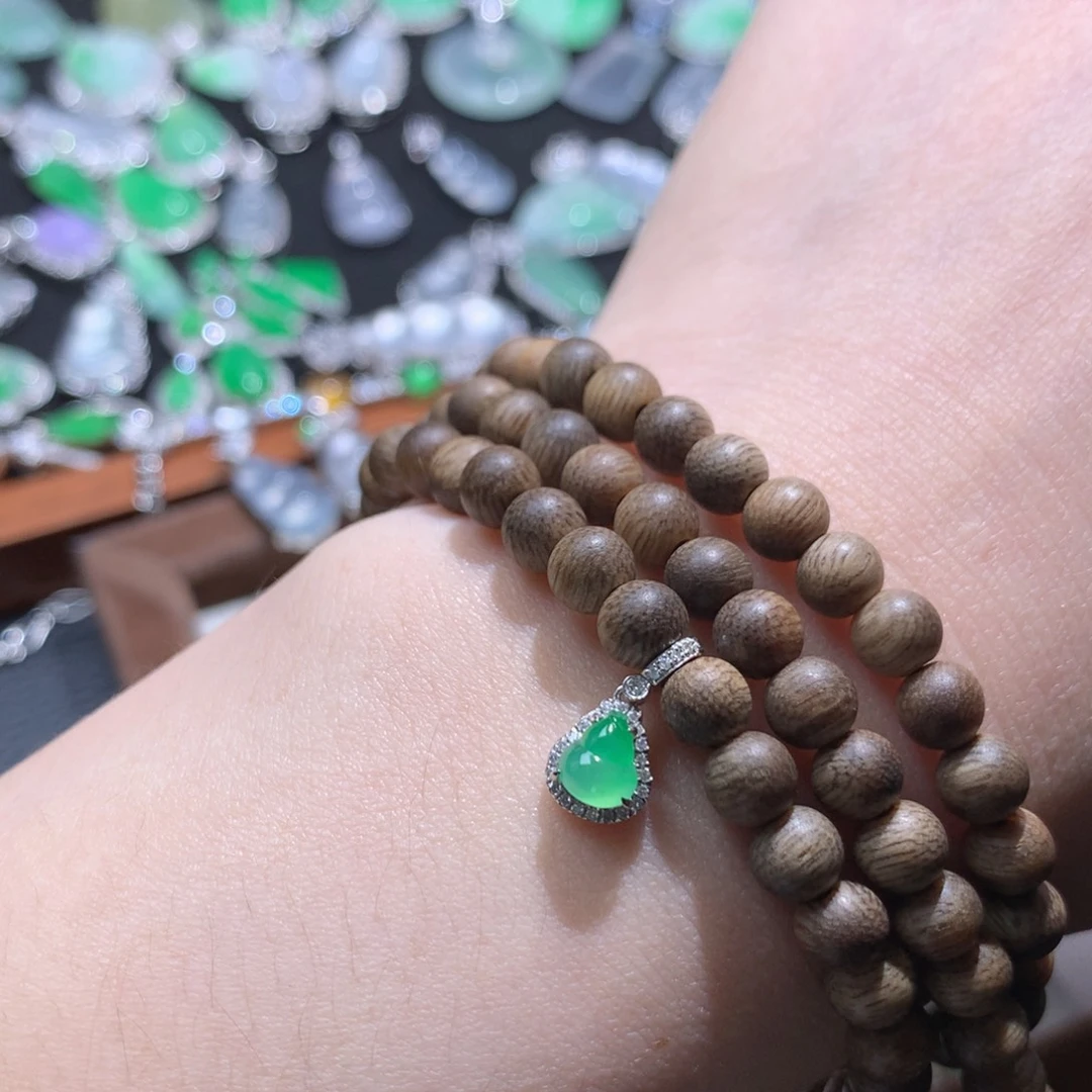 小***娜翡翠18K金镶嵌颈饰木纳甜色渐变葫芦