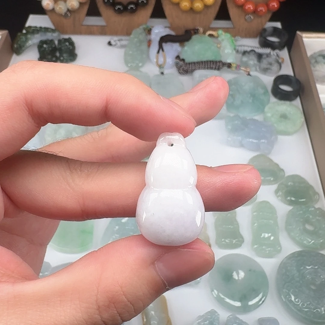 颈饰未镶嵌翡翠……..100