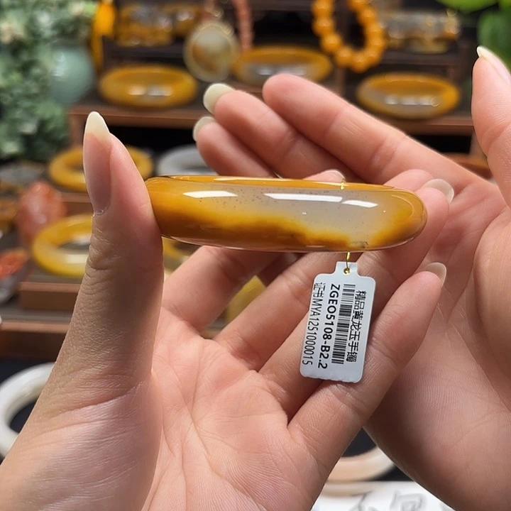 苗***子石英质玉（黄龙玉）未镶嵌手镯