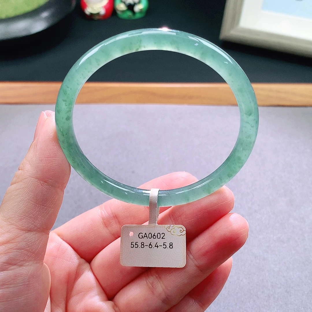 翡翠手镯未镶嵌天然翡翠手镯