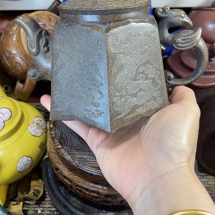 茶壶紫砂原矿泥料手工制作的一把紫砂壶。