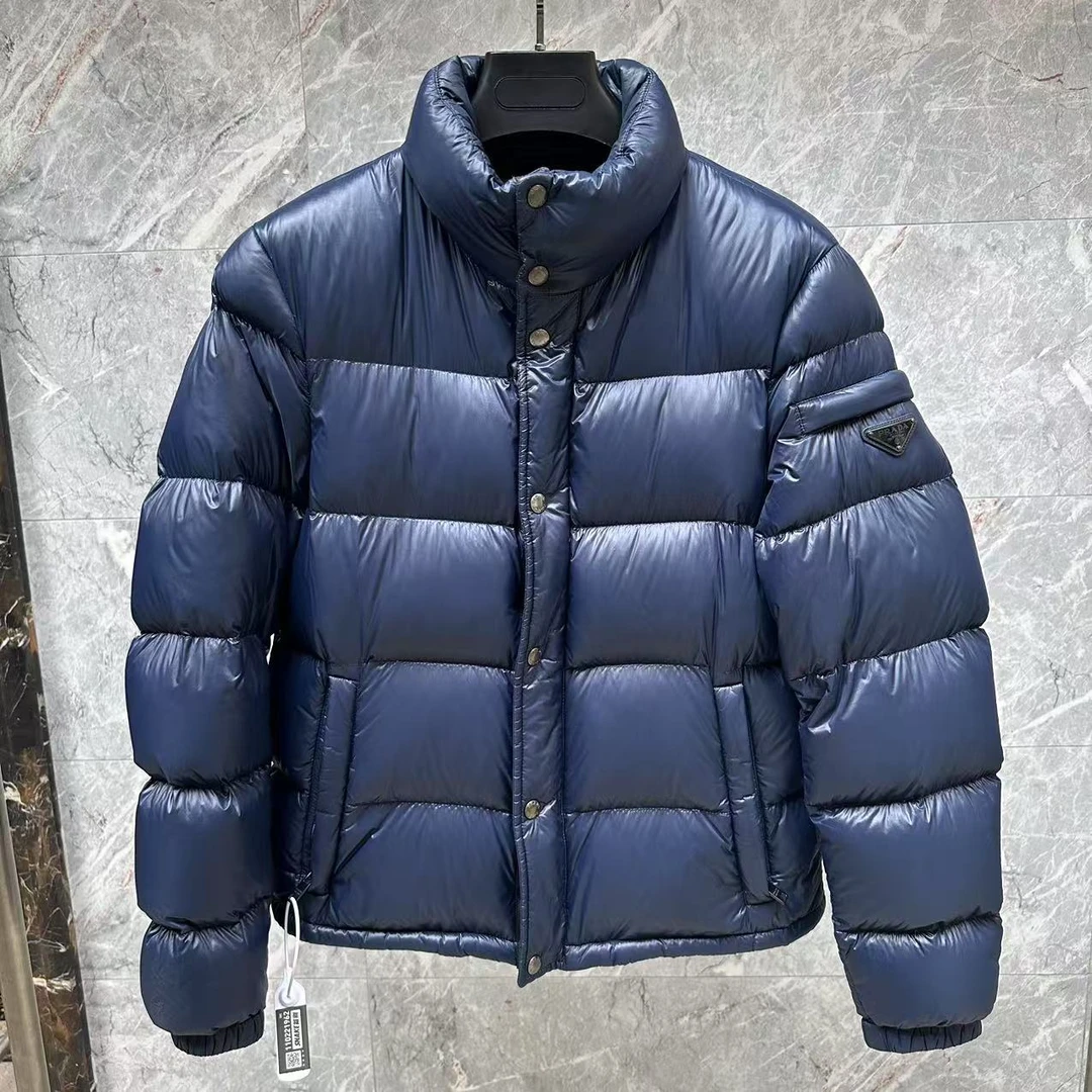 未使用 Prada/普拉达 藏蓝色钢标立领羽绒服/46码