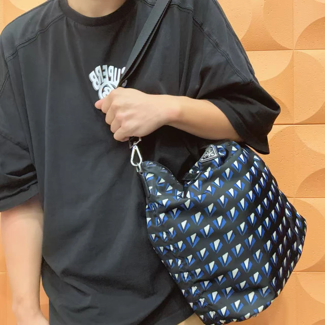 95新 Prada/普拉达 【胖】26 0927 黑色降落伞单肩包