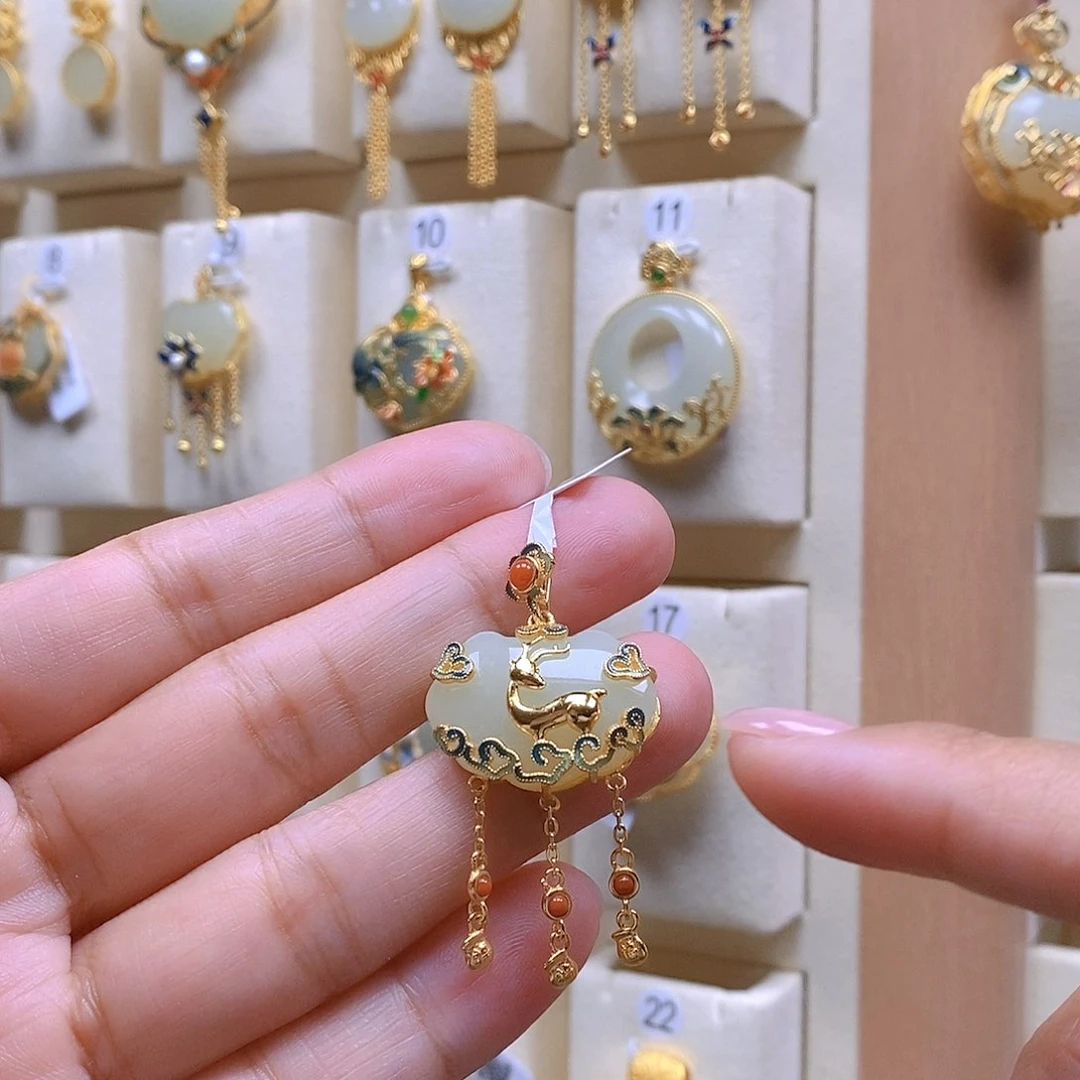 和田玉颈饰银S925镀金镶嵌吉**妞