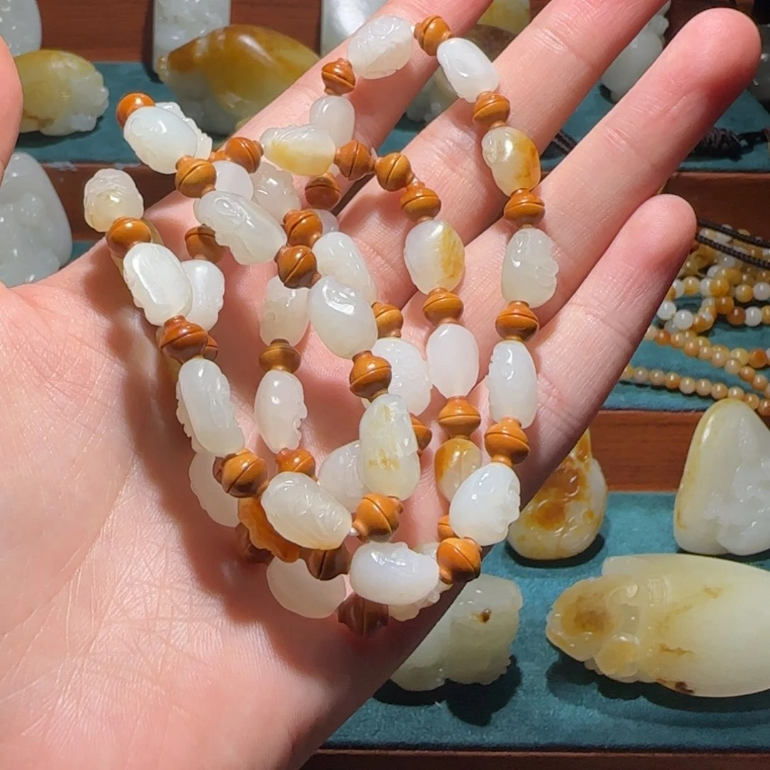 和田玉未镶嵌颈饰古****神