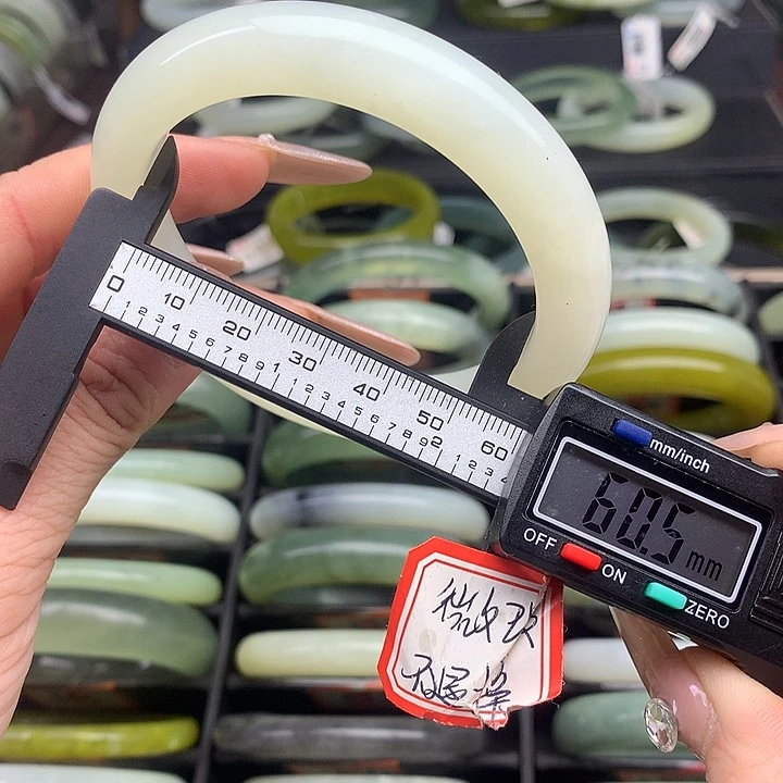 蛇纹石玉手镯未镶嵌571