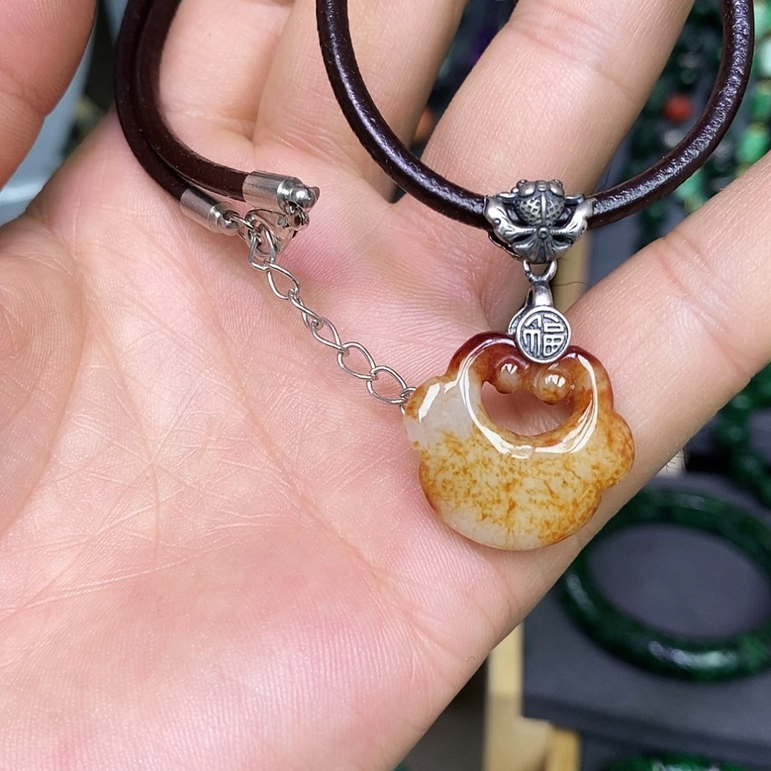 颈饰未镶嵌翡翠漂亮美眉