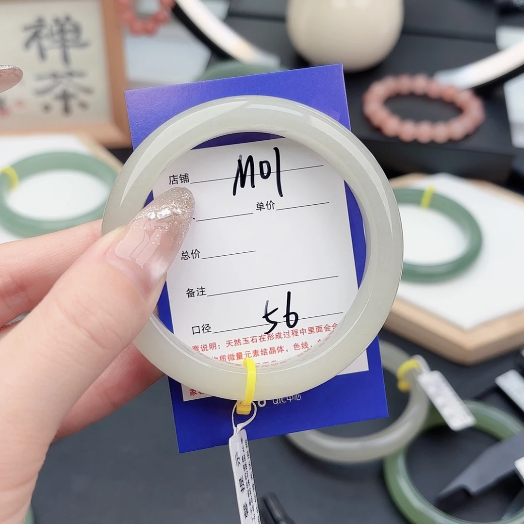 顽***色石英质玉未镶嵌手镯